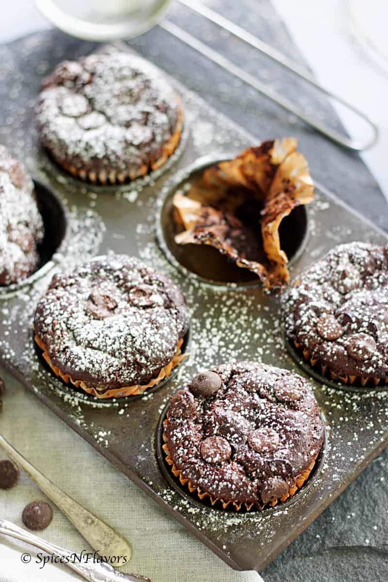 flourless zucchini chocolate muffins zucchini brownies how to make healthy muffins flourless cake flourless muffin flourless cupcakes how to bake using vegetables how to include vegetables in kids diet #baking #recipes in #pinterest #healthybaking 