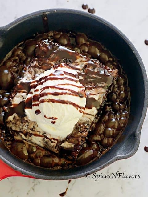 sizzling brownie without sizzling plate, how to make sizzling brownie at home, best brownie recipe, #sizzlingbrownie #brownie #chocolatebrownie #chocolate #desserts #christmas