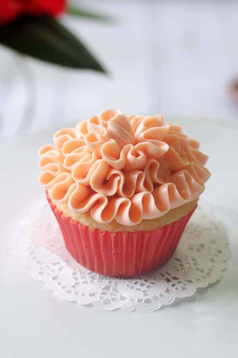 https://spicesnflavors.com/wp-content/uploads/2019/01/lemon-strawberry-cupcake-min.jpg