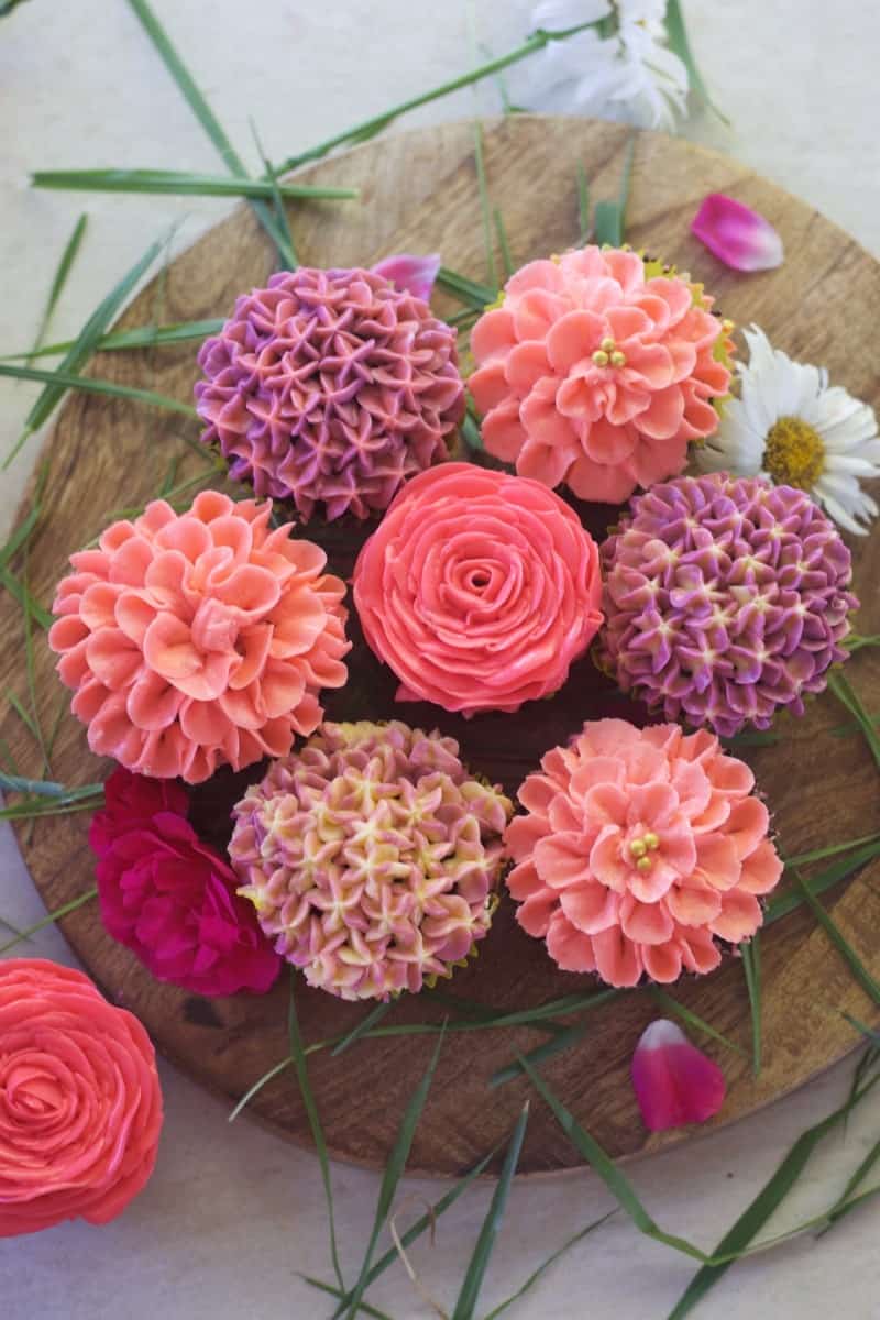 Vista de cerca de 7 flores de buttercream colocadas adyacentes formando un círculo