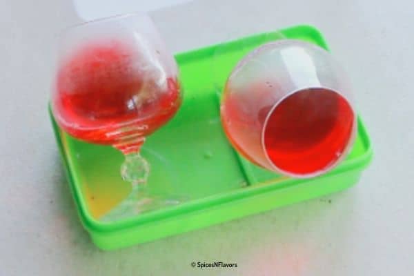 glasses with jelly place in a box to get an angular effect