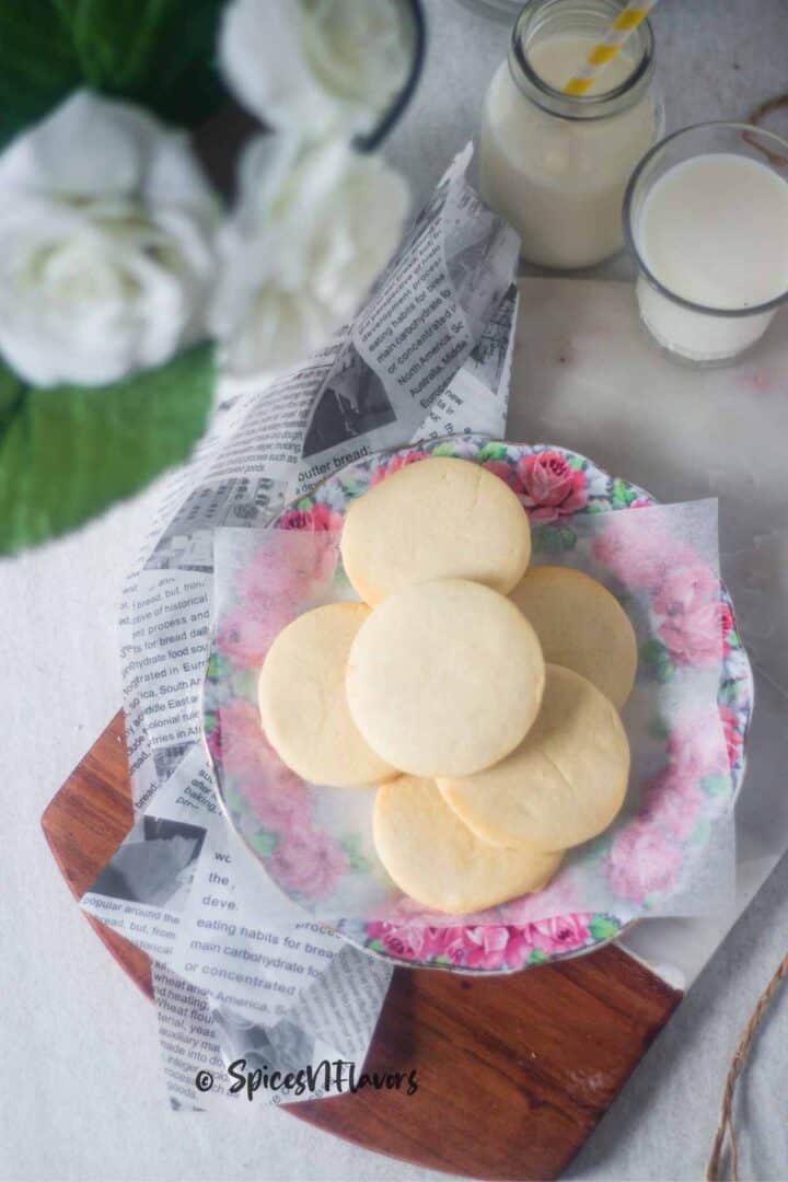 air fry sugar cookies placed on a floral plate