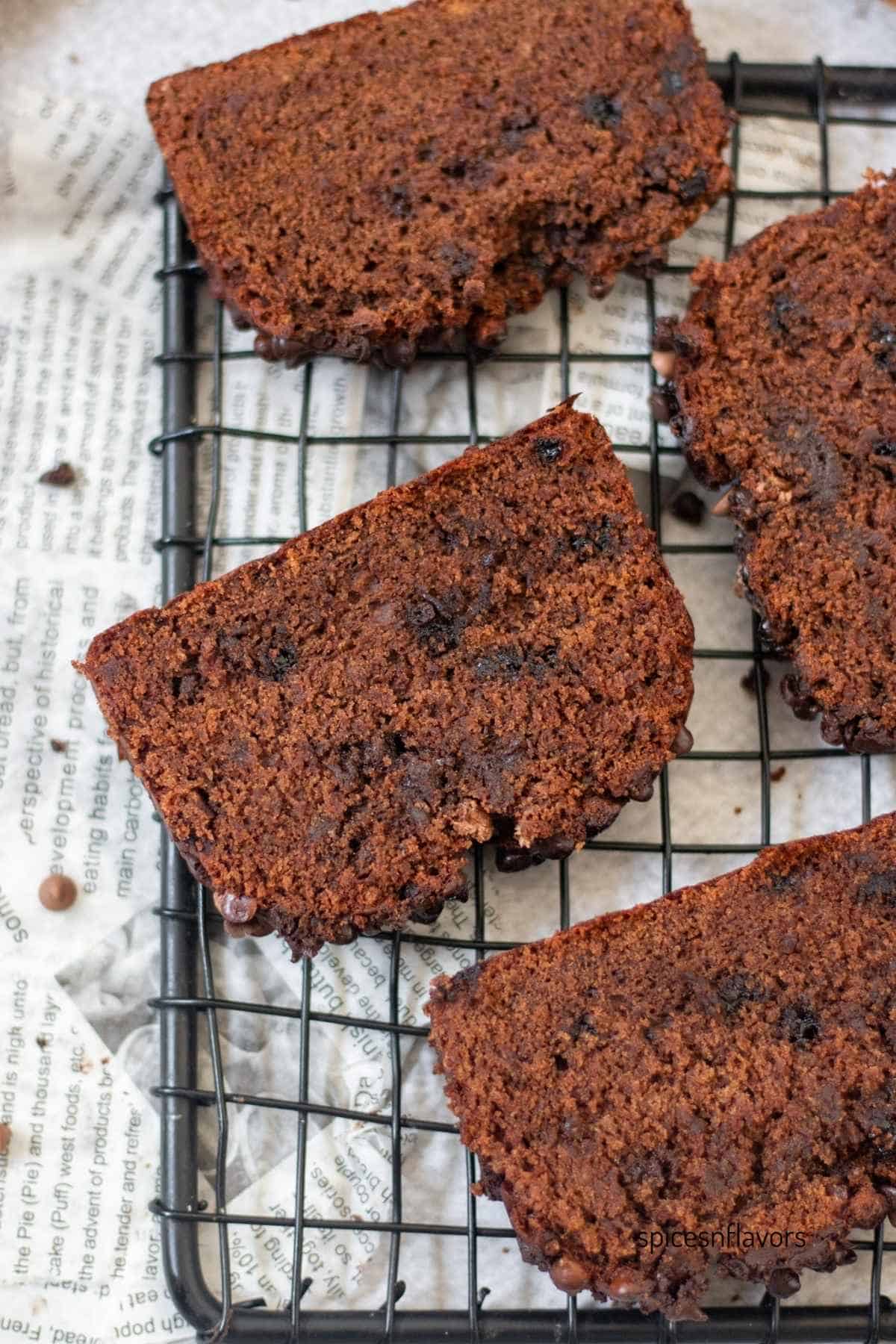 4 slices of banana bread placed on a wire rack